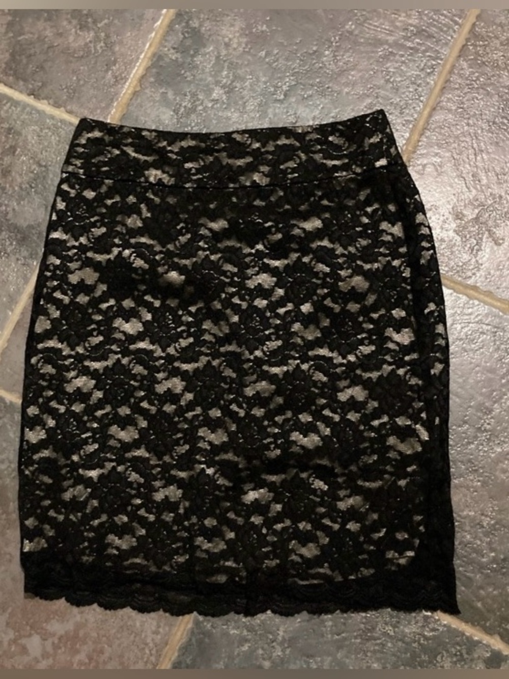 Banana Republic Lace Pencil
Skirt Size 2P